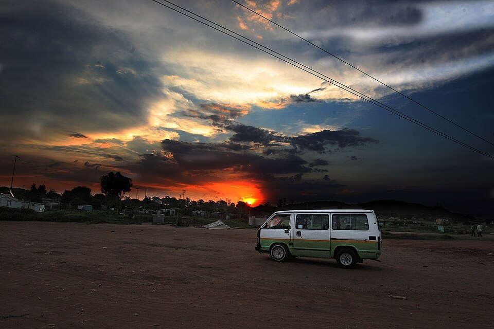 南アフリカ・ソウェトのタクシー(ミニバス)