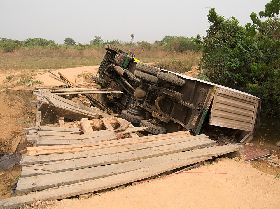 損傷した橋を渡ろうとするトラック(ナイジェリア)