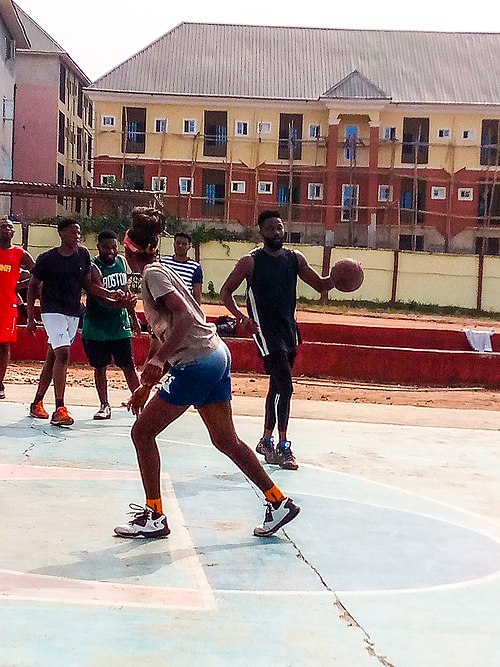ナイジェリア・オウェリのスポーツセンターでバスケットを楽しむ若者たち