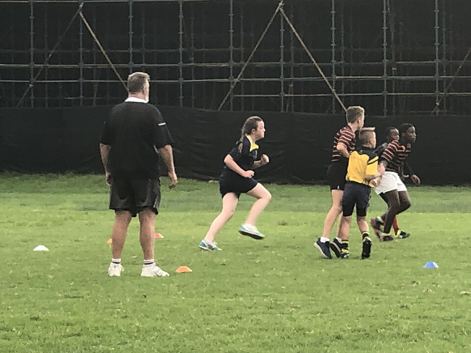 ヨハネスブルグのクラブでラグビーを練習する子どもたち