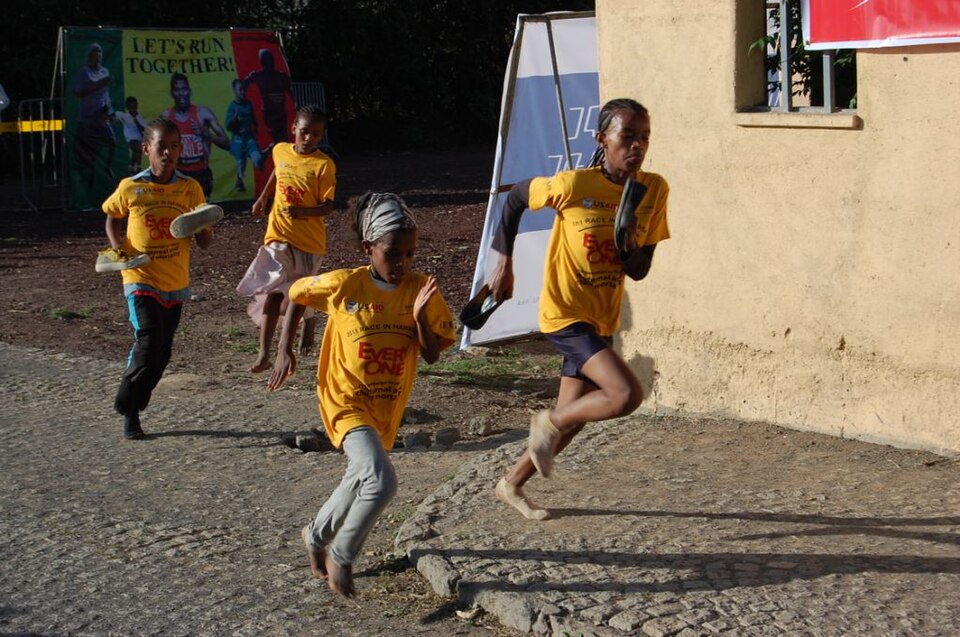 エチオピアの市民レースを走る人々