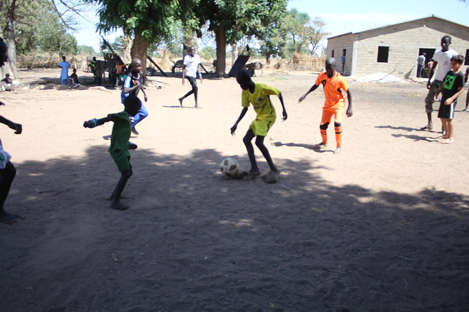 セネガルで路上サッカーをする子どもたち